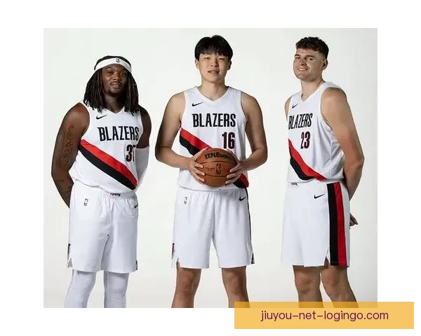 开拓者全家福大合照：杨瀚森C位领衔，利拉德昔日位置成回忆